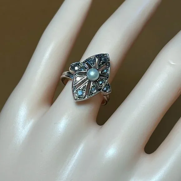 Sarah Coventry Silver Tone Rhinestone Pearl Size 7.5 Adjustable Cocktail Ring - Picture 5 of 7